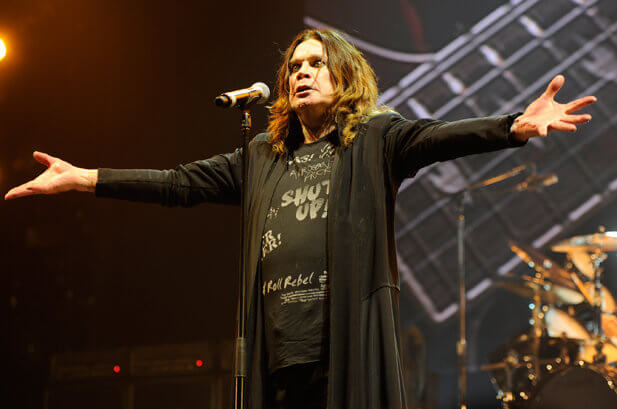 Ozzy Osbourne saat tampil di atas panggung.